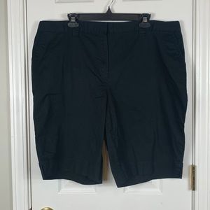 Kim Rogers black woman’s shorts size 20W. 97% cotton, 3% spandex. Elastic sides